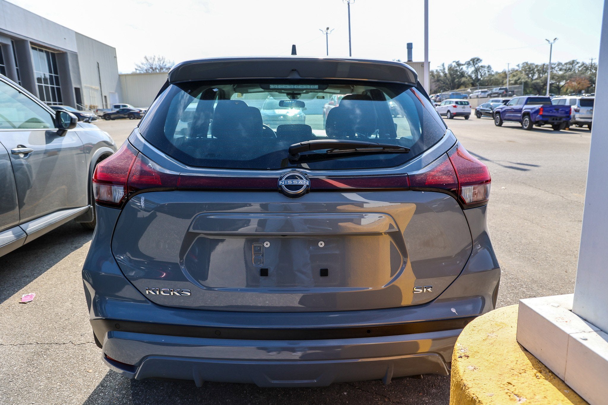 2022 Nissan Kicks SR