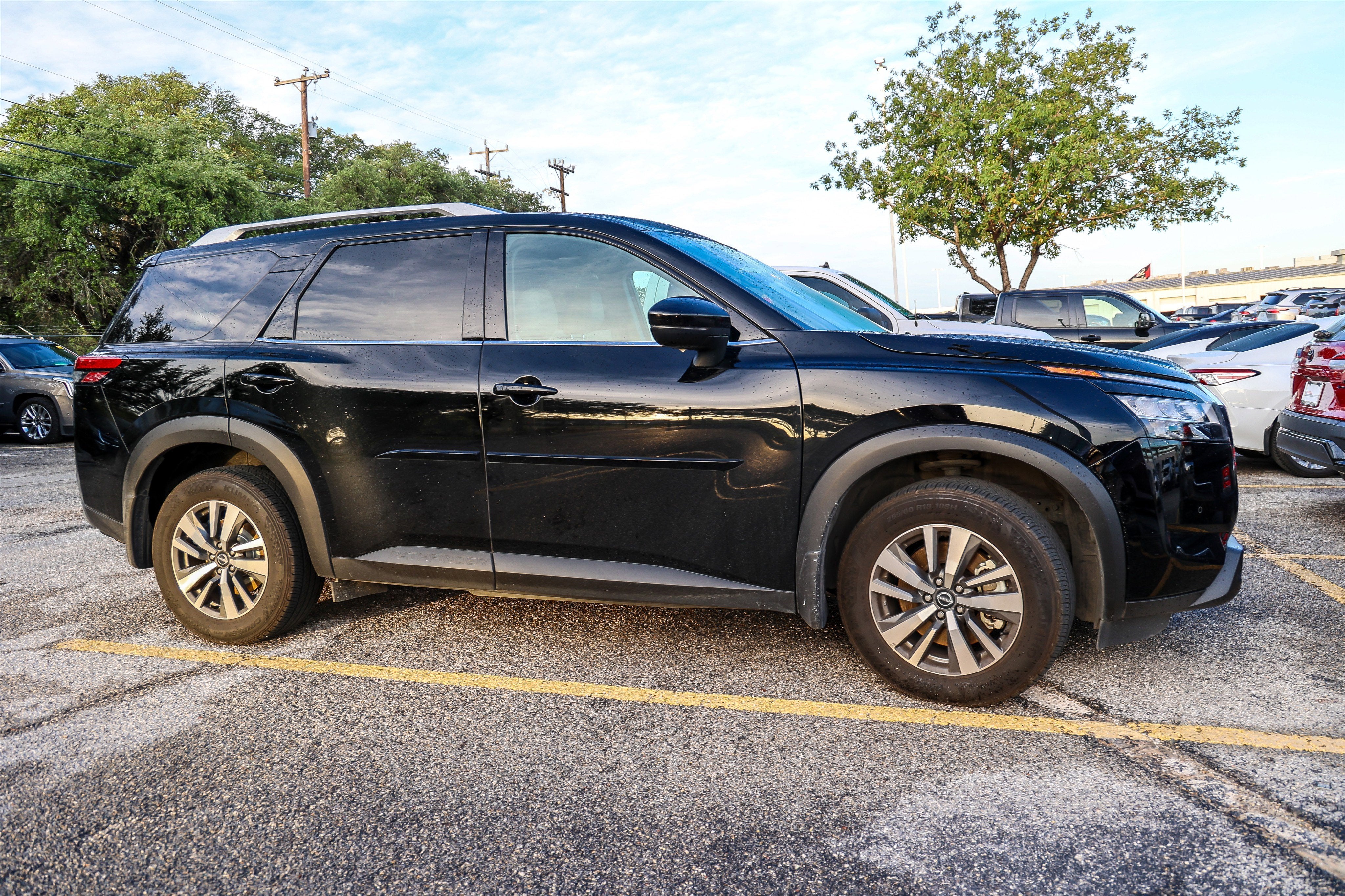 2024 Nissan Pathfinder SL