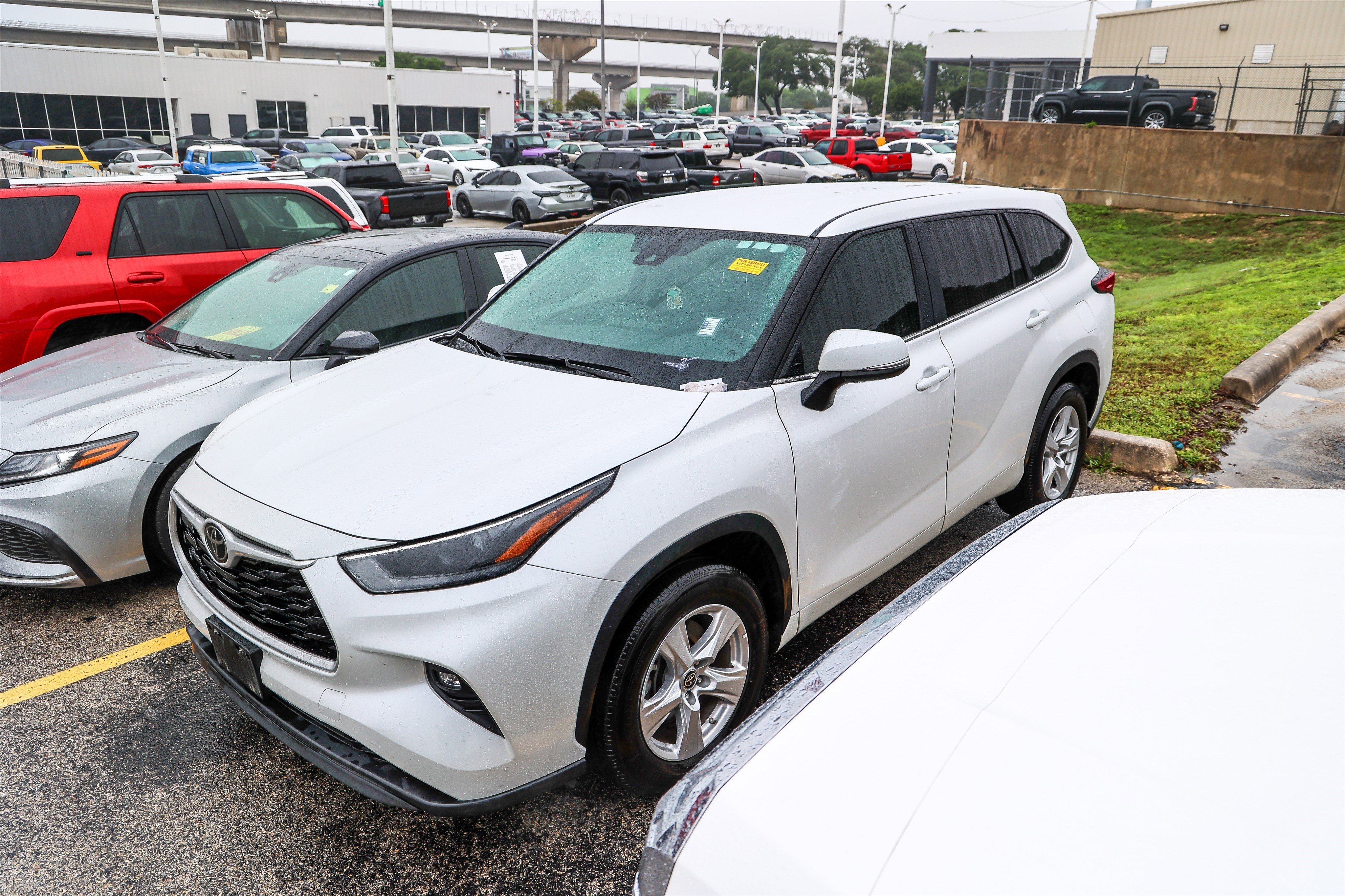 2024 Toyota HIGHLANDER LE