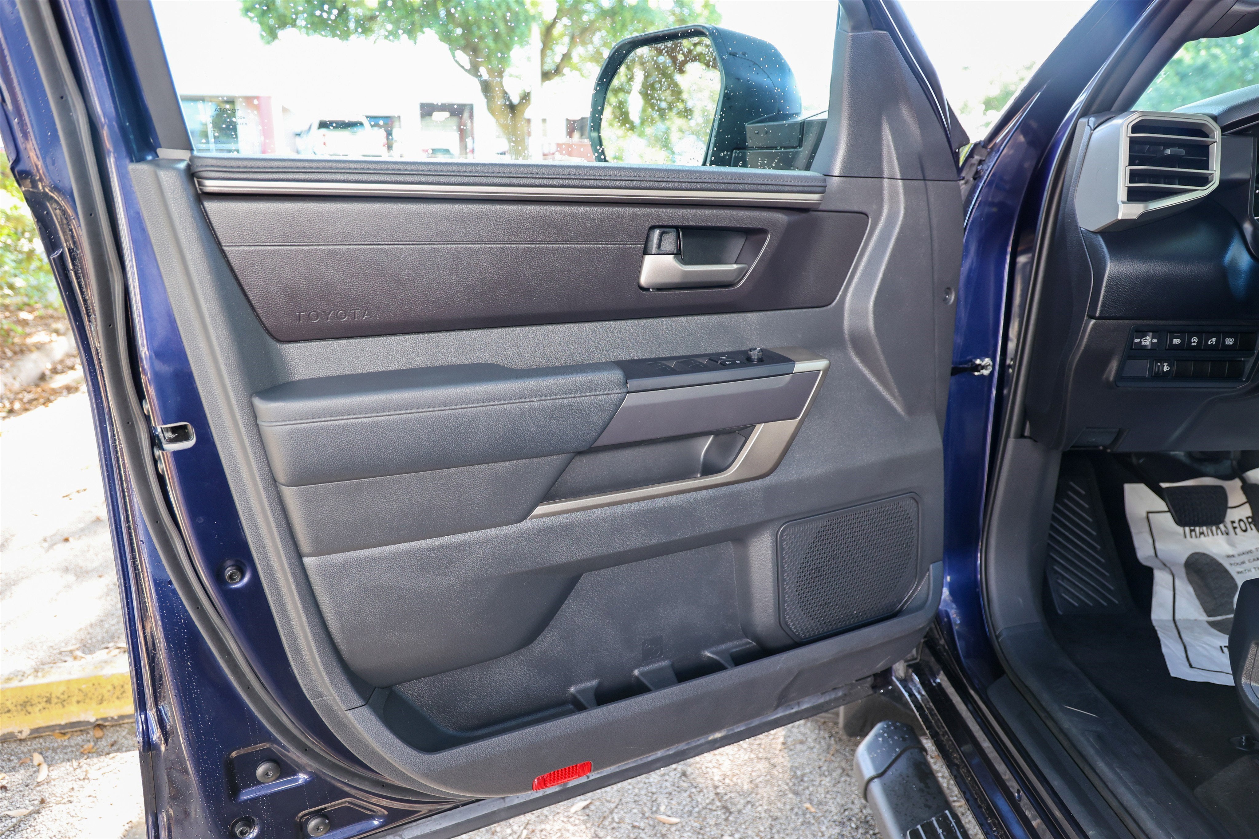 2025 Toyota TUNDRA 4X4 SR5