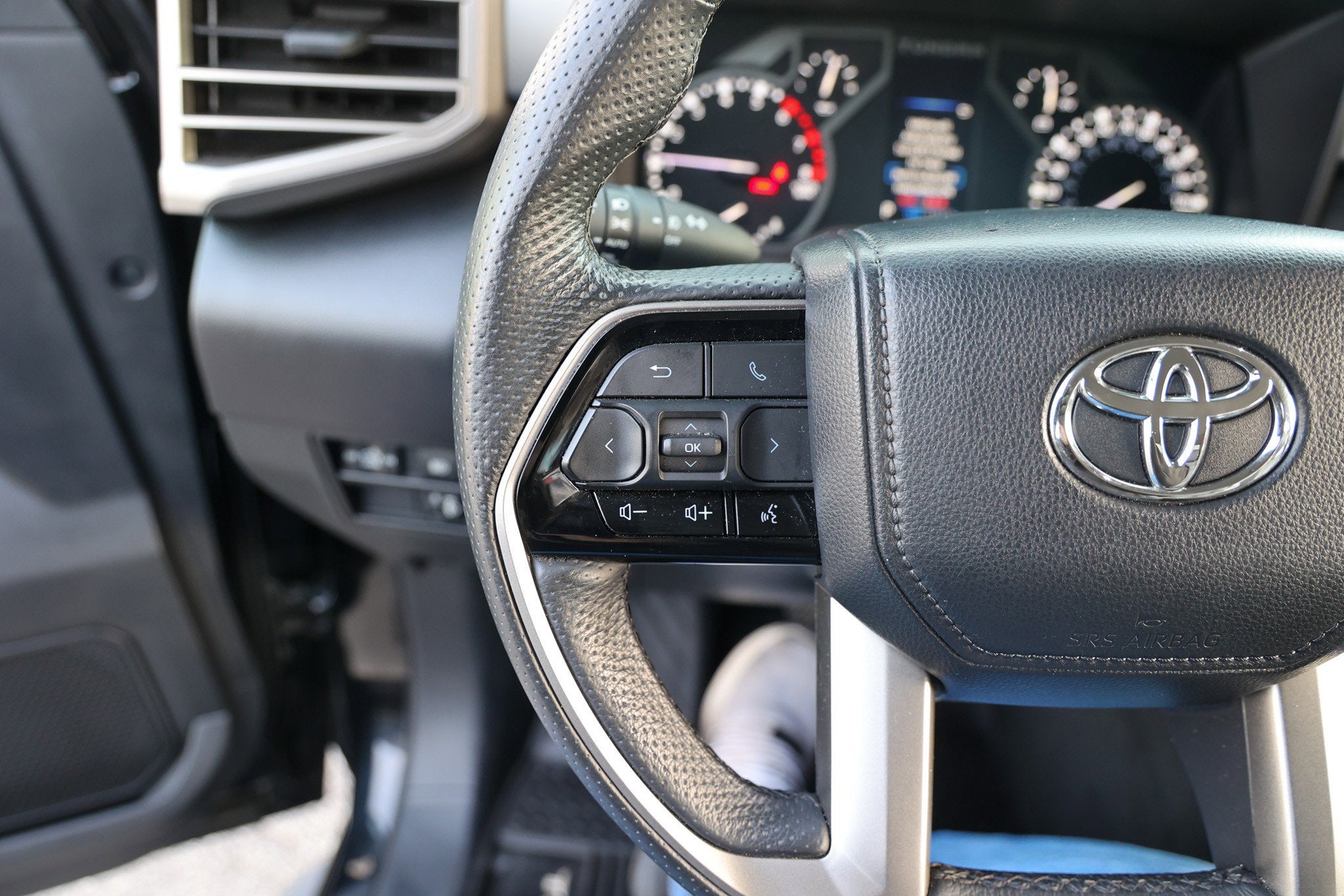 2024 Toyota TUNDRA 4X4 SR5