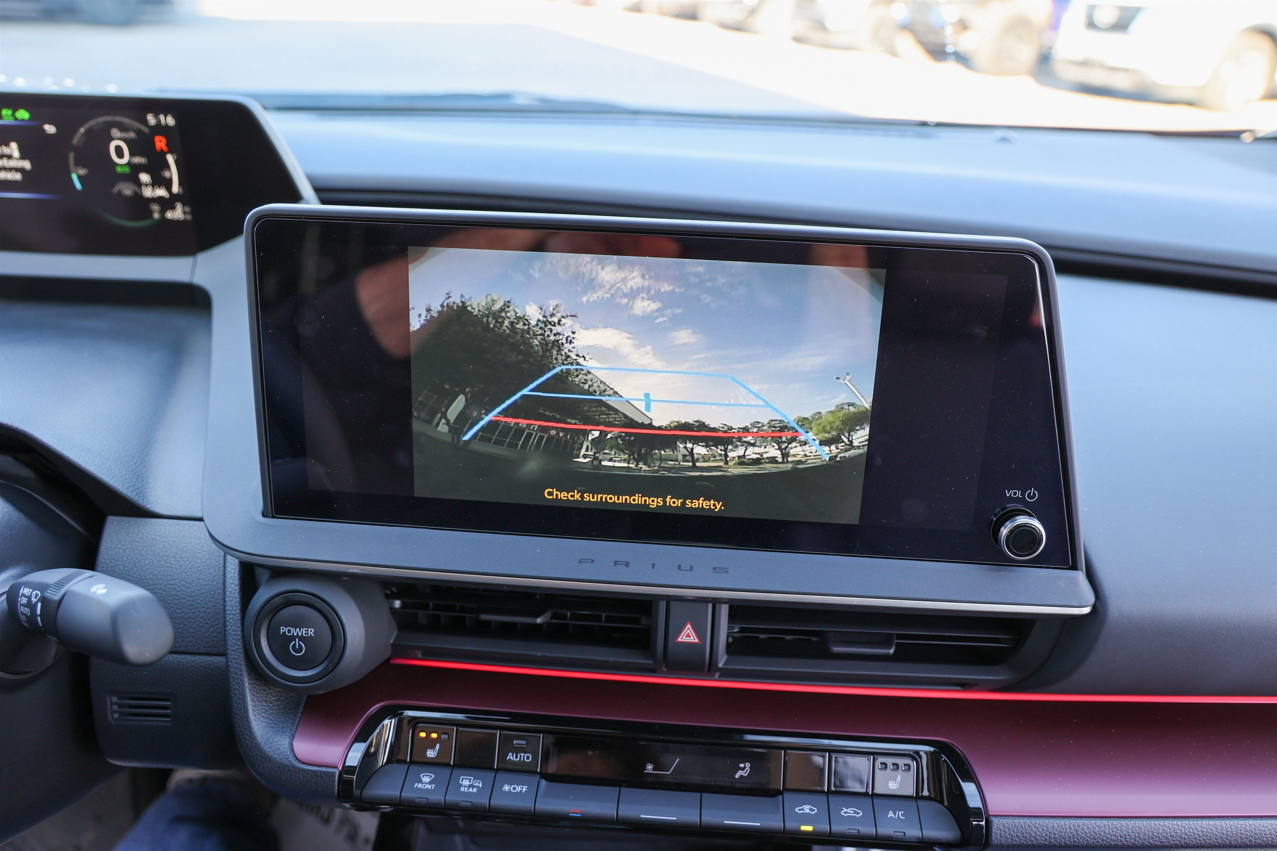 2025 Toyota Prius Plug-In Hybrid SE