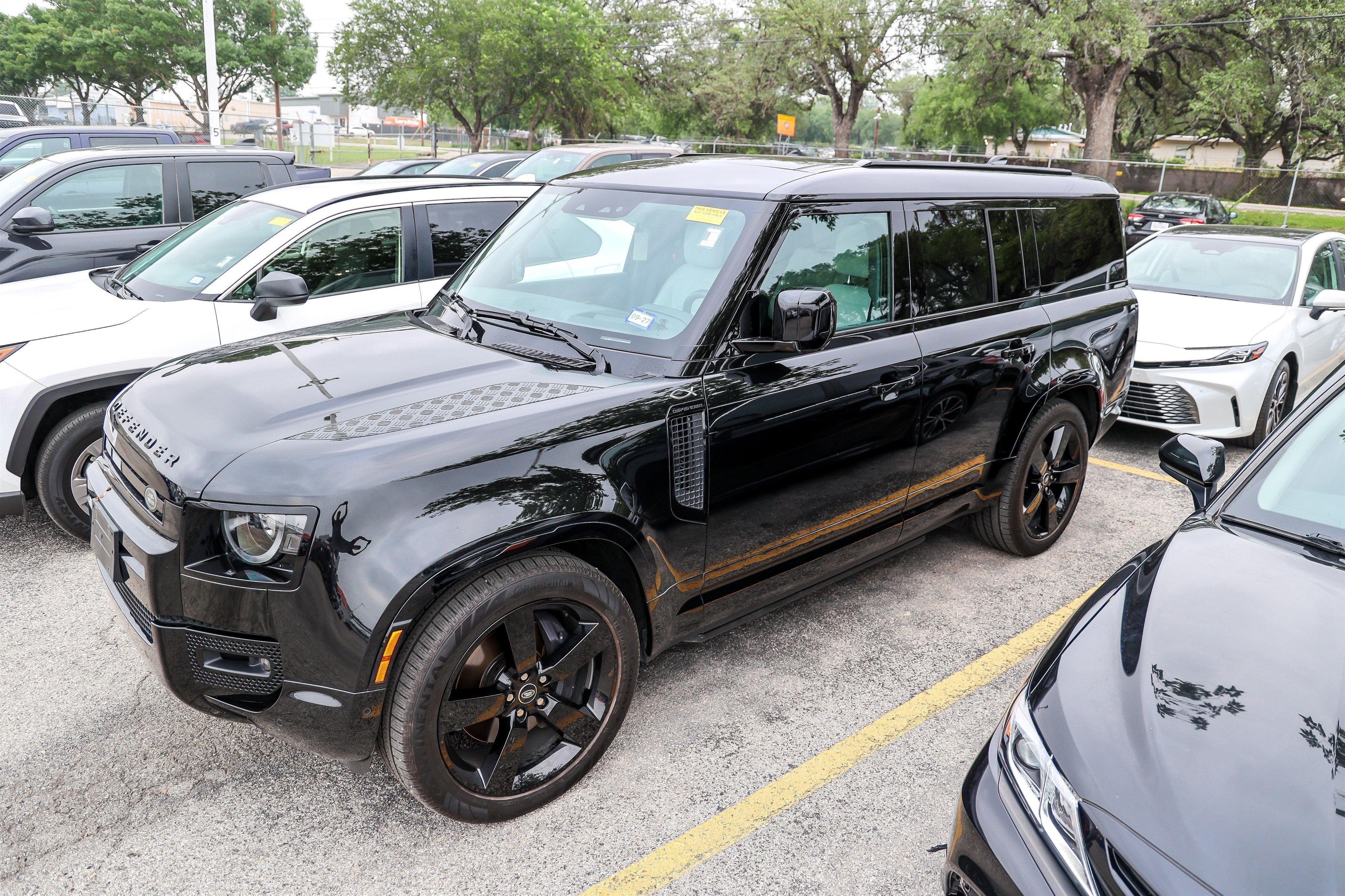 2025 Land Rover Defender X-Dynamic SE