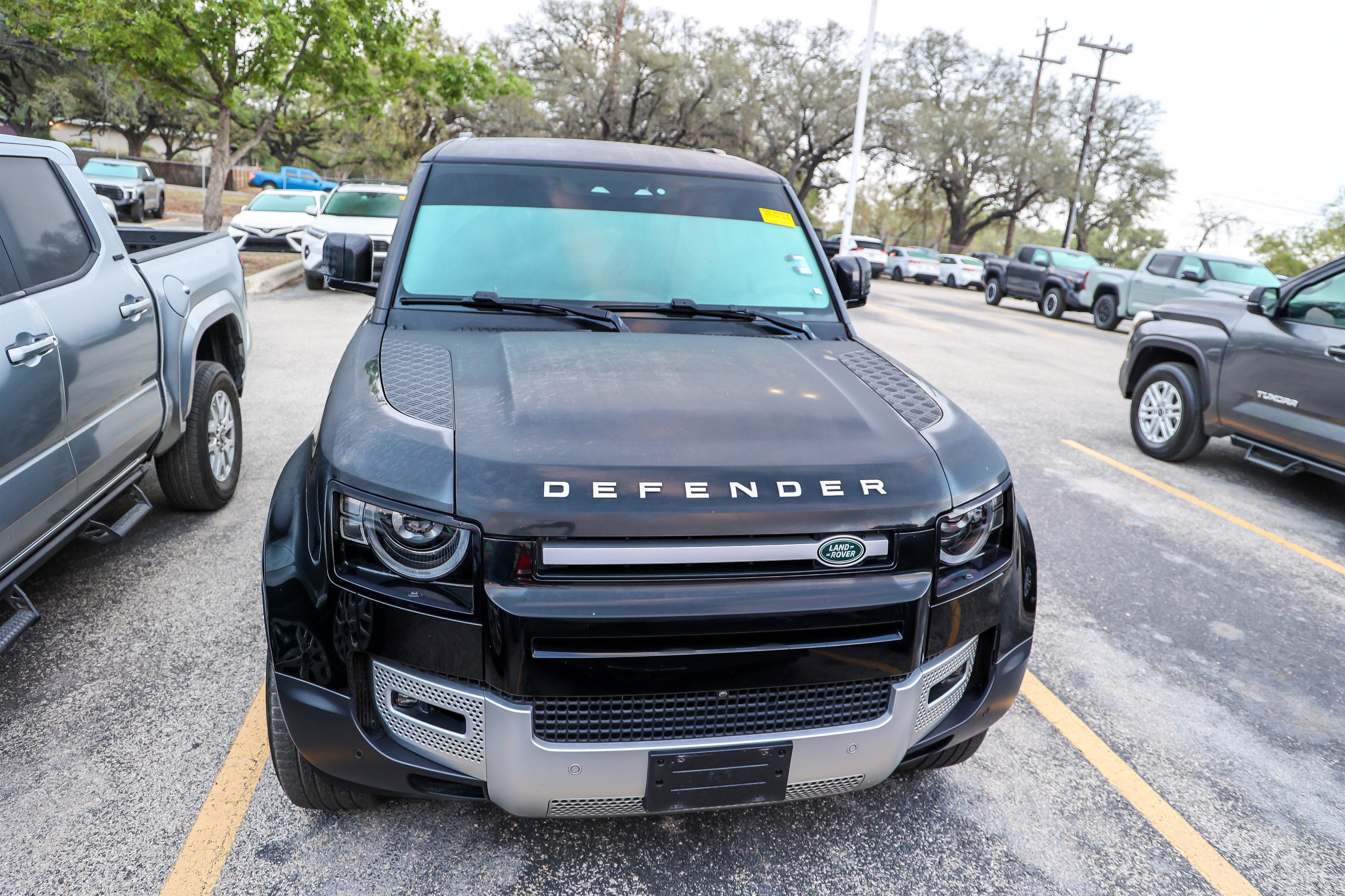 2023 Land Rover Defender SE