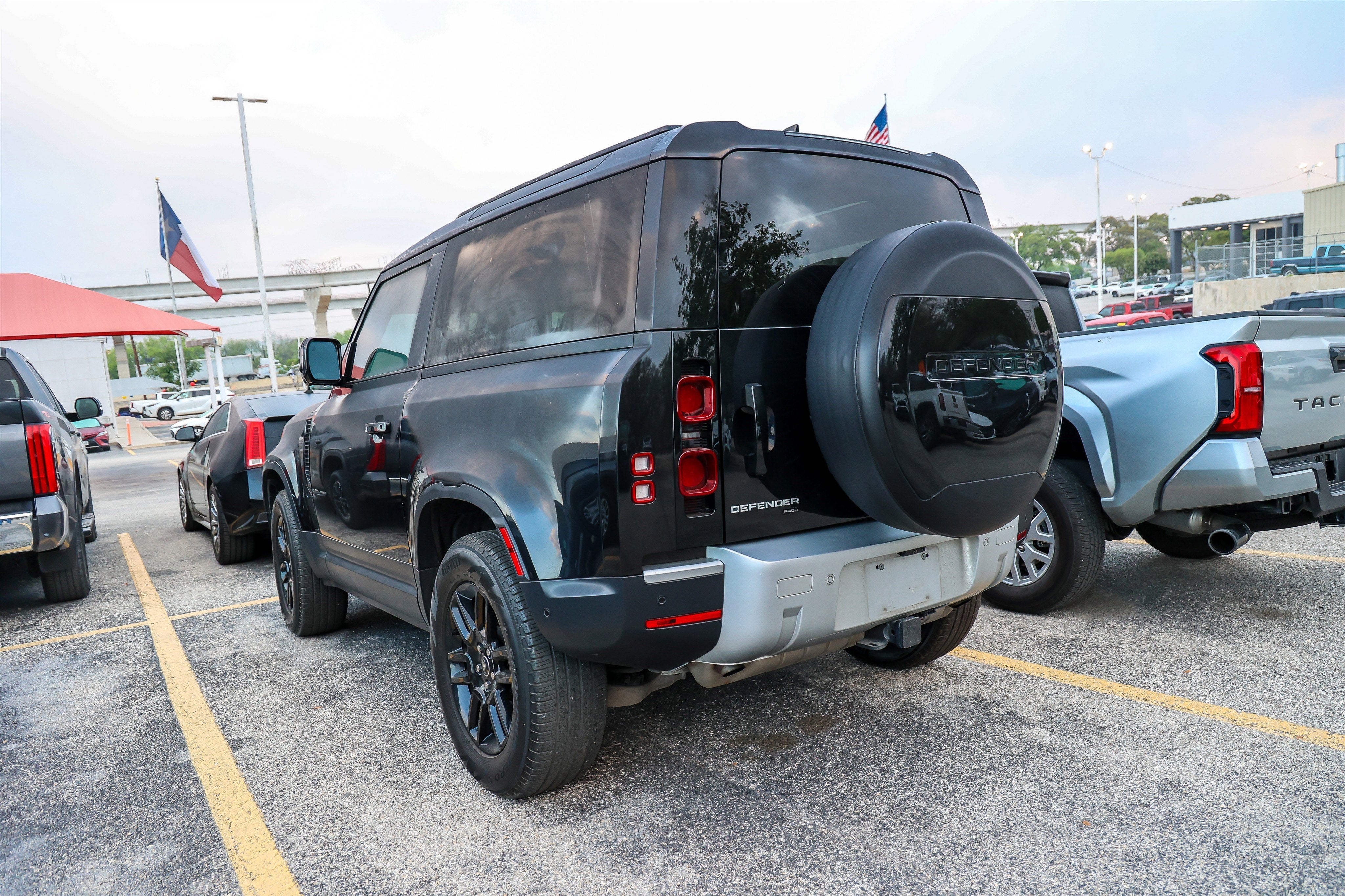 2023 Land Rover Defender SE