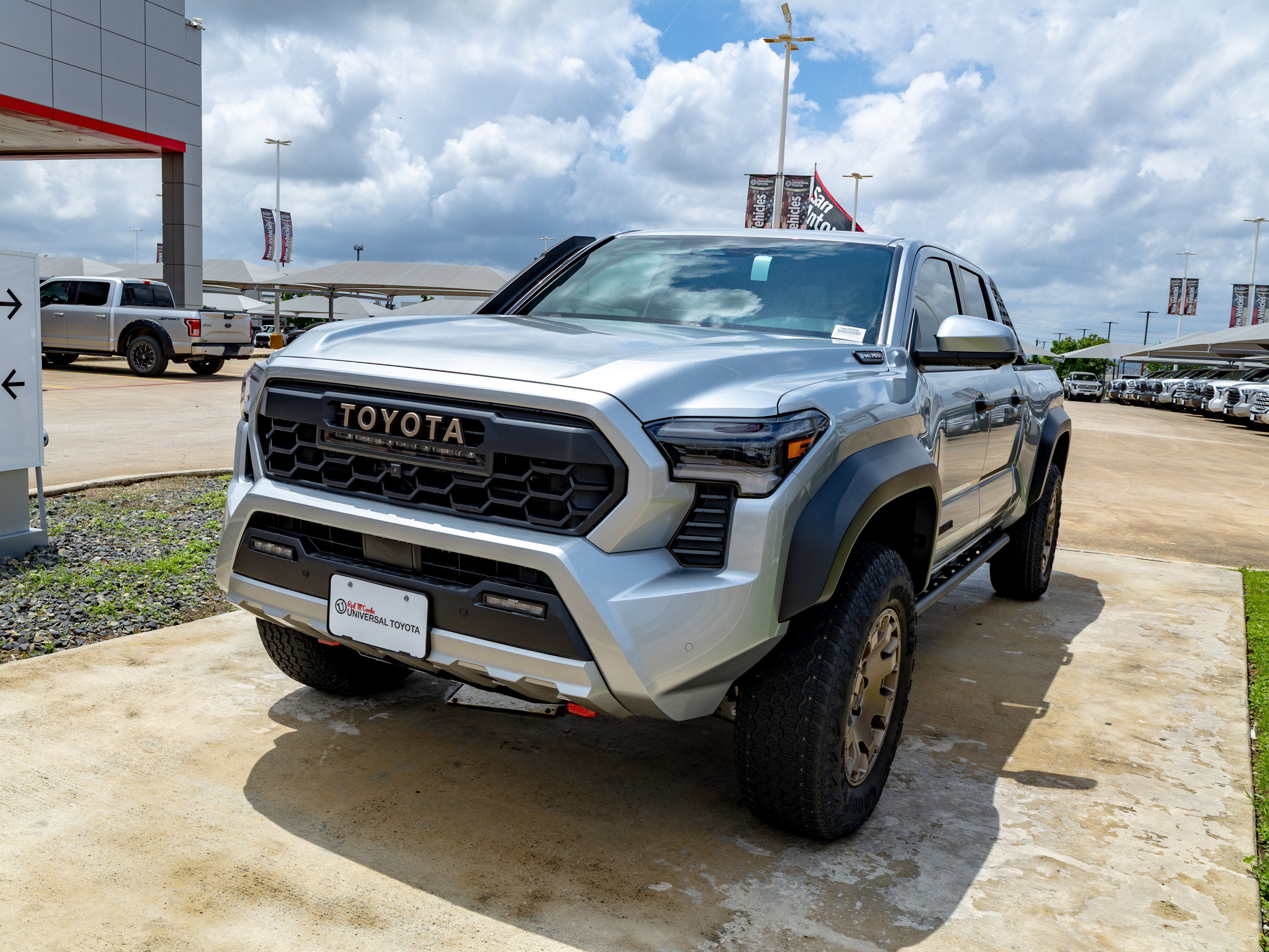 2026 Toyota Tacoma i-FORCE MAX Tacoma Trailhunter