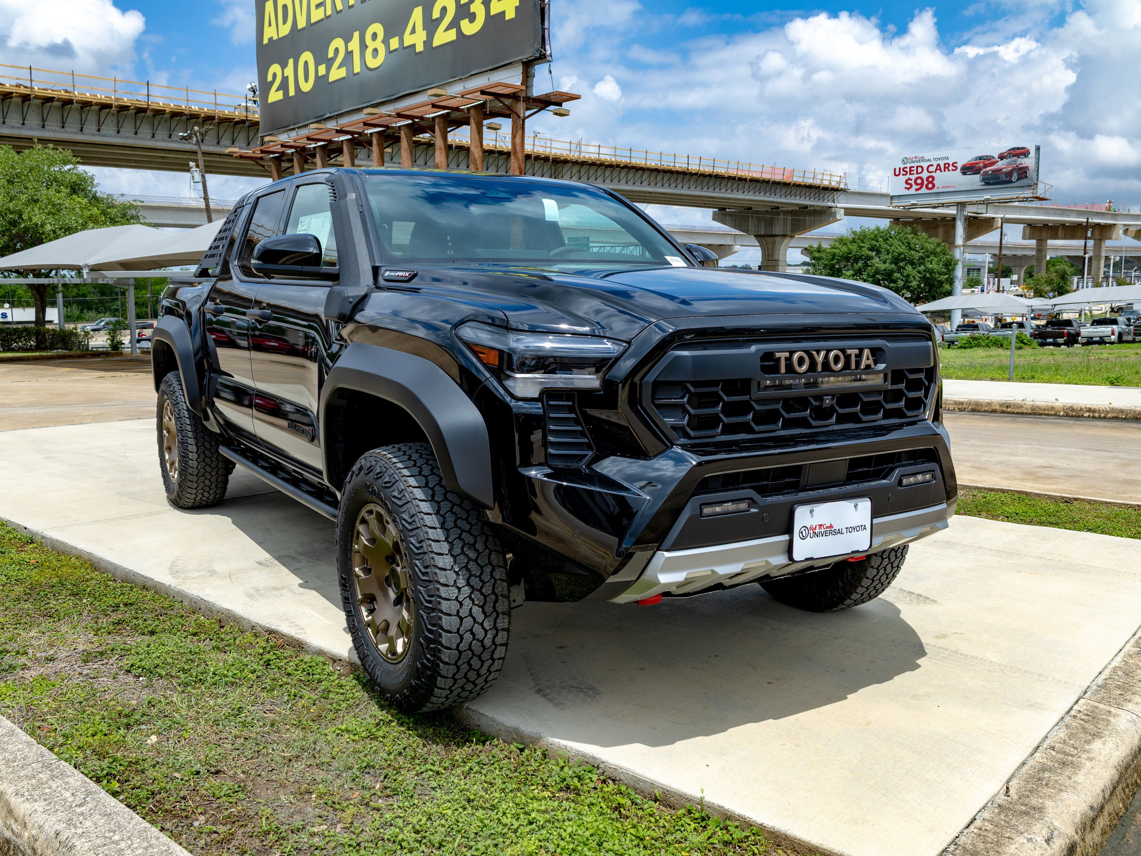 2026 Toyota Tacoma i-FORCE MAX Tacoma Trailhunter