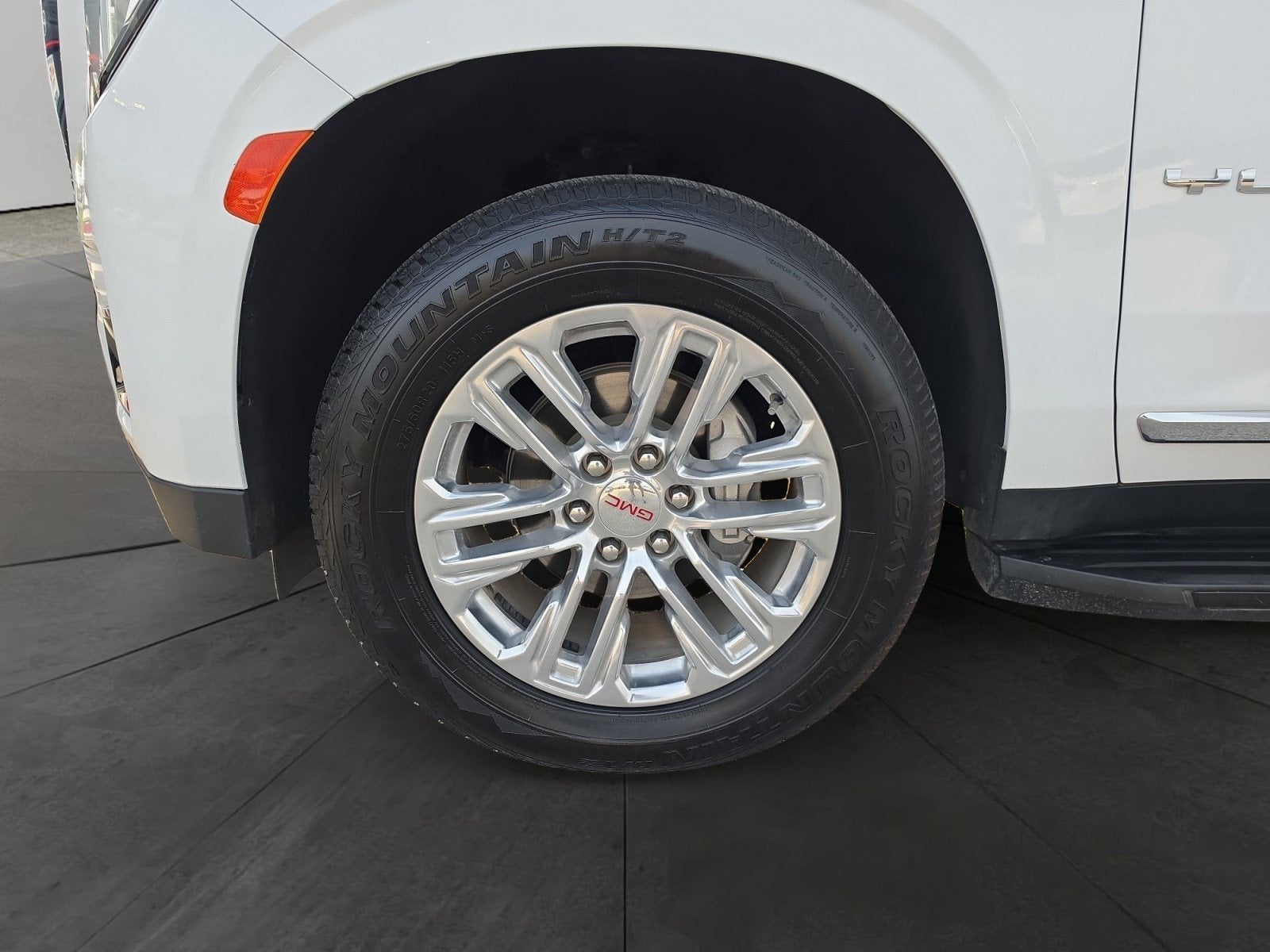 2023 GMC Yukon SLT