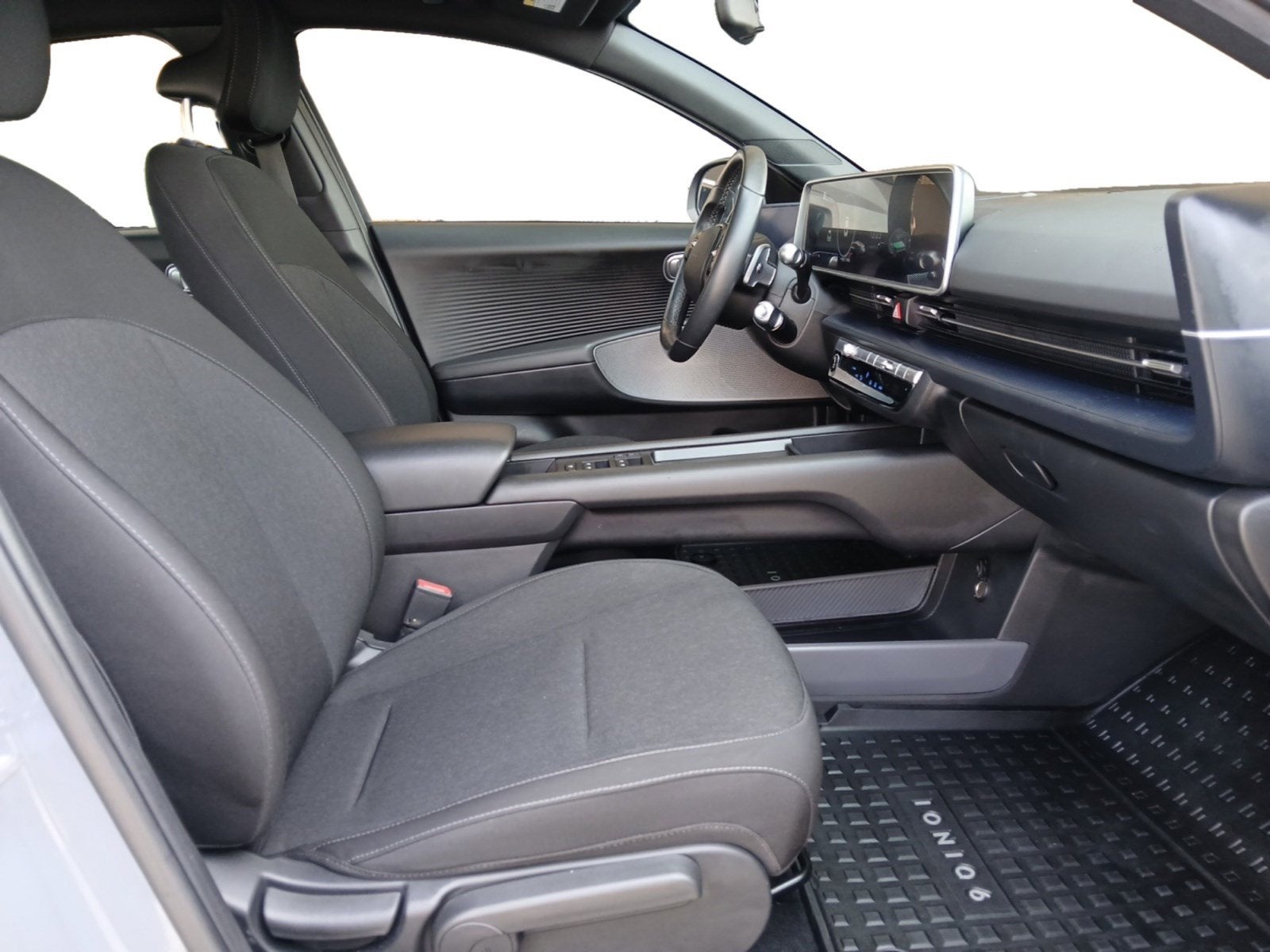 2024 Hyundai IONIQ 6 SE W/ REARVIEW CAMERA AND GUIDELINES