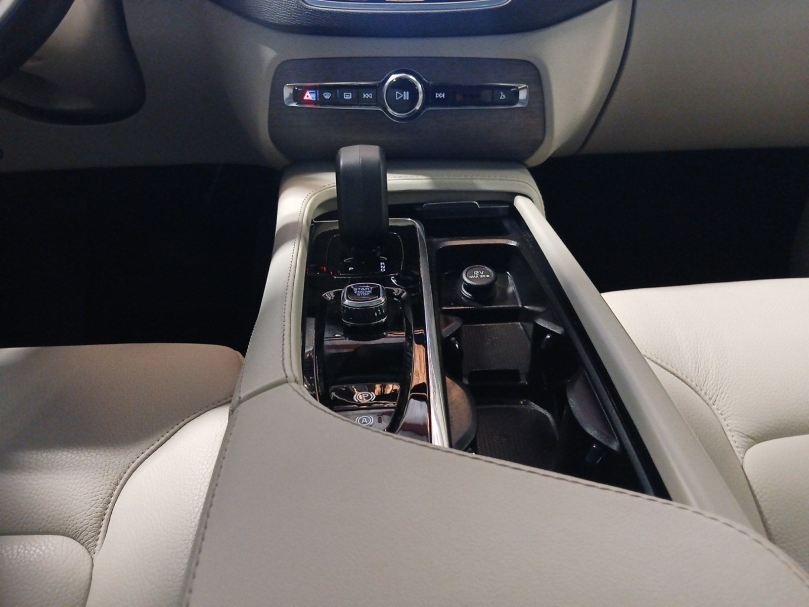 2024 Volvo XC90 B5 Plus