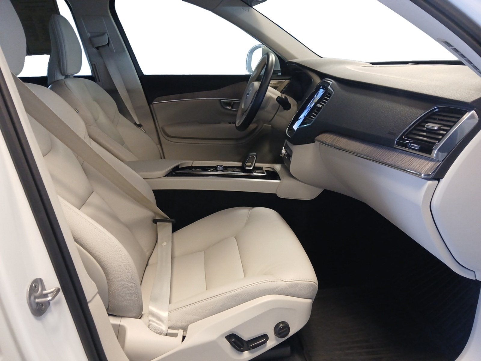 2024 Volvo XC90 B5 Plus