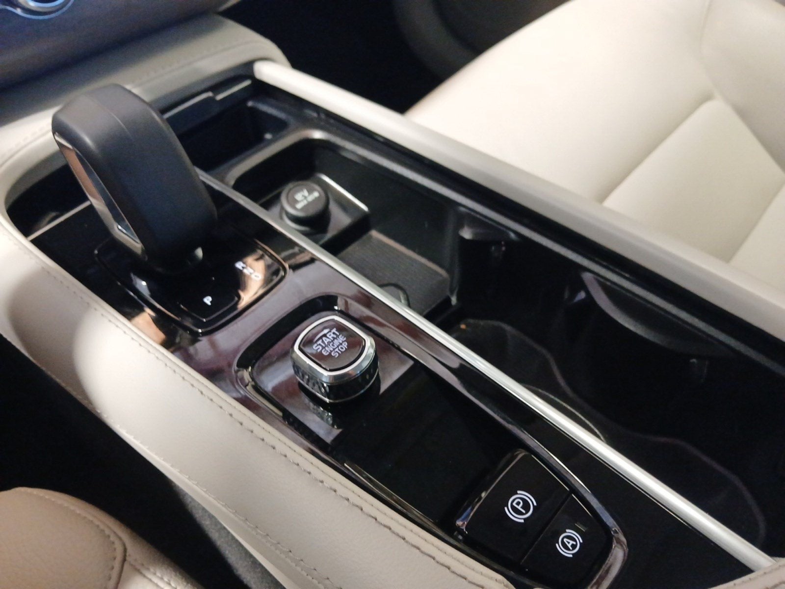 2024 Volvo XC90 B5 Plus