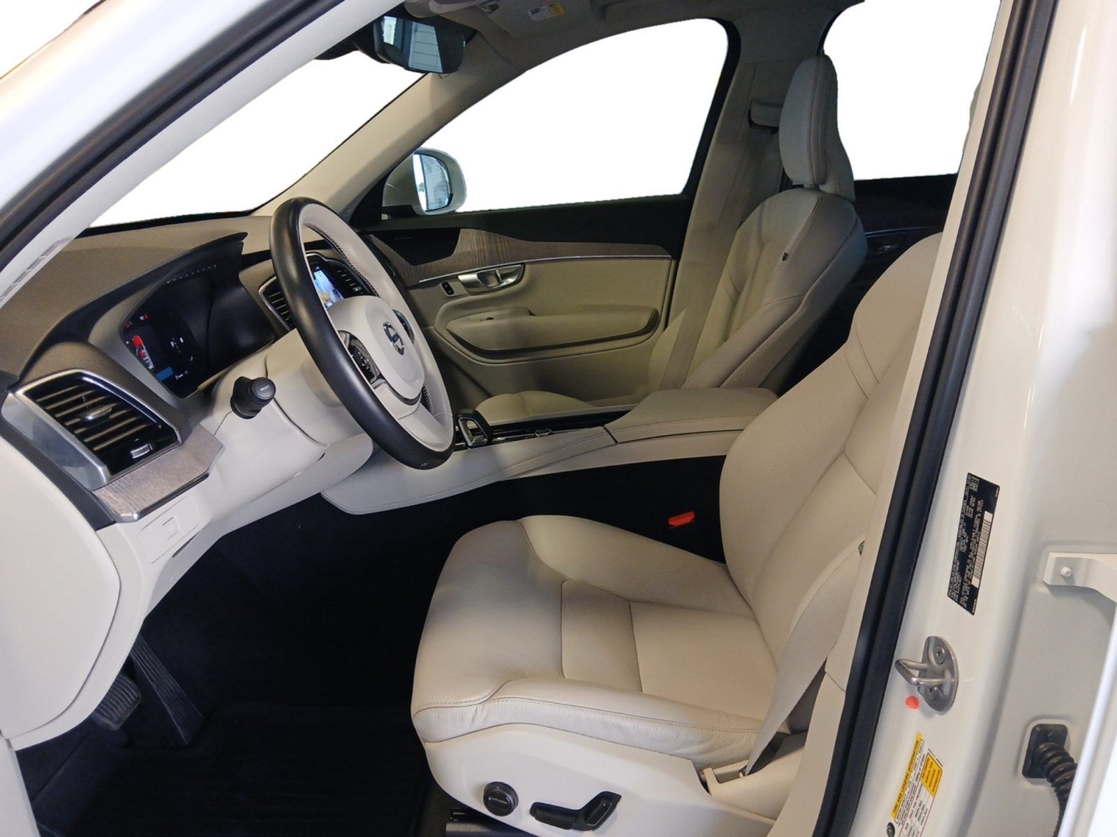 2024 Volvo XC90 B5 Plus