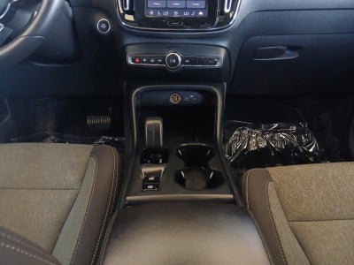 2024 Volvo XC40 B5 Core W/ POWER TAILGATE & PANORAMIC MOONROOF