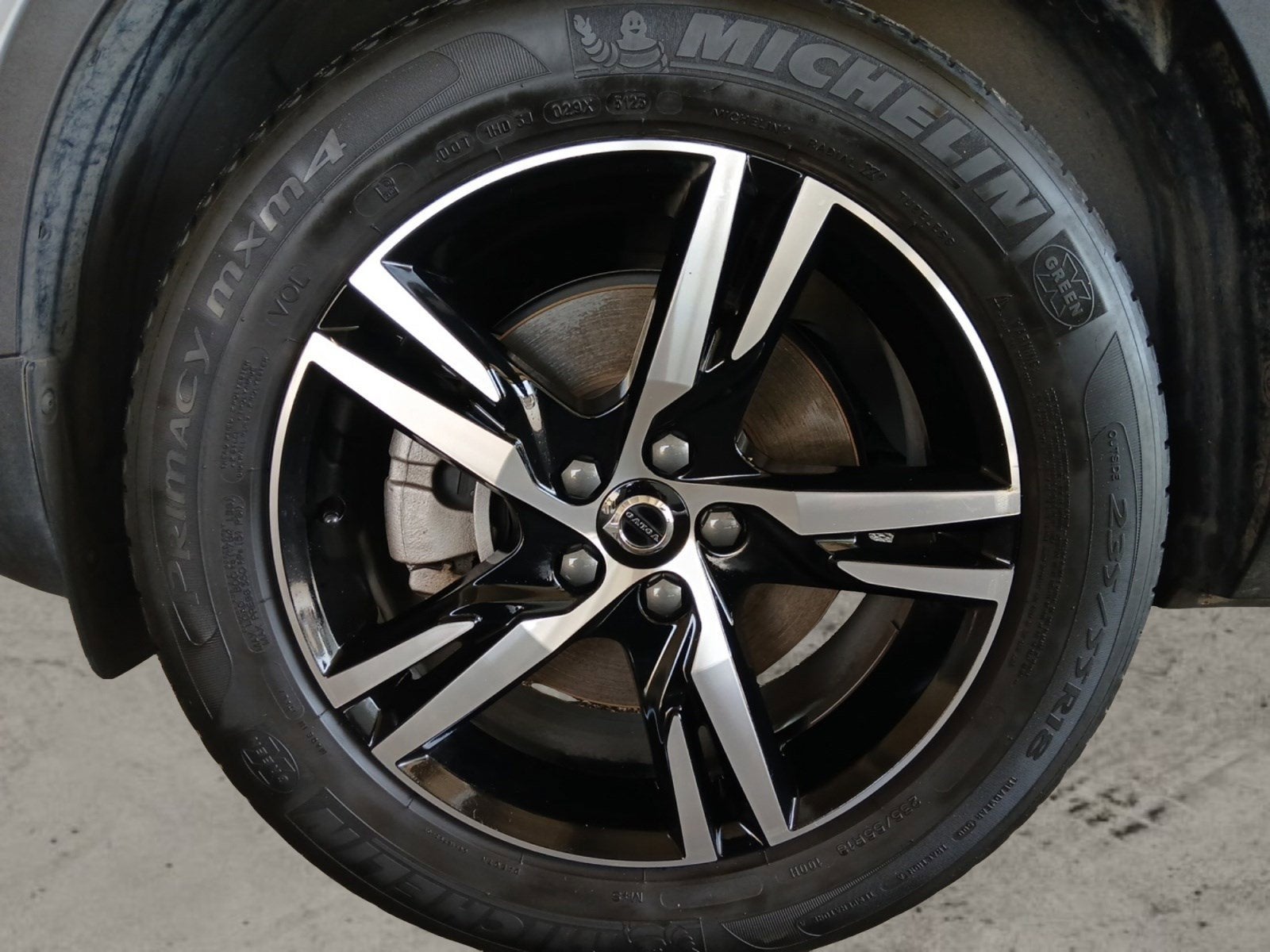 2024 Volvo XC40 B5 Core W/ POWER TAILGATE & PANORAMIC MOONROOF