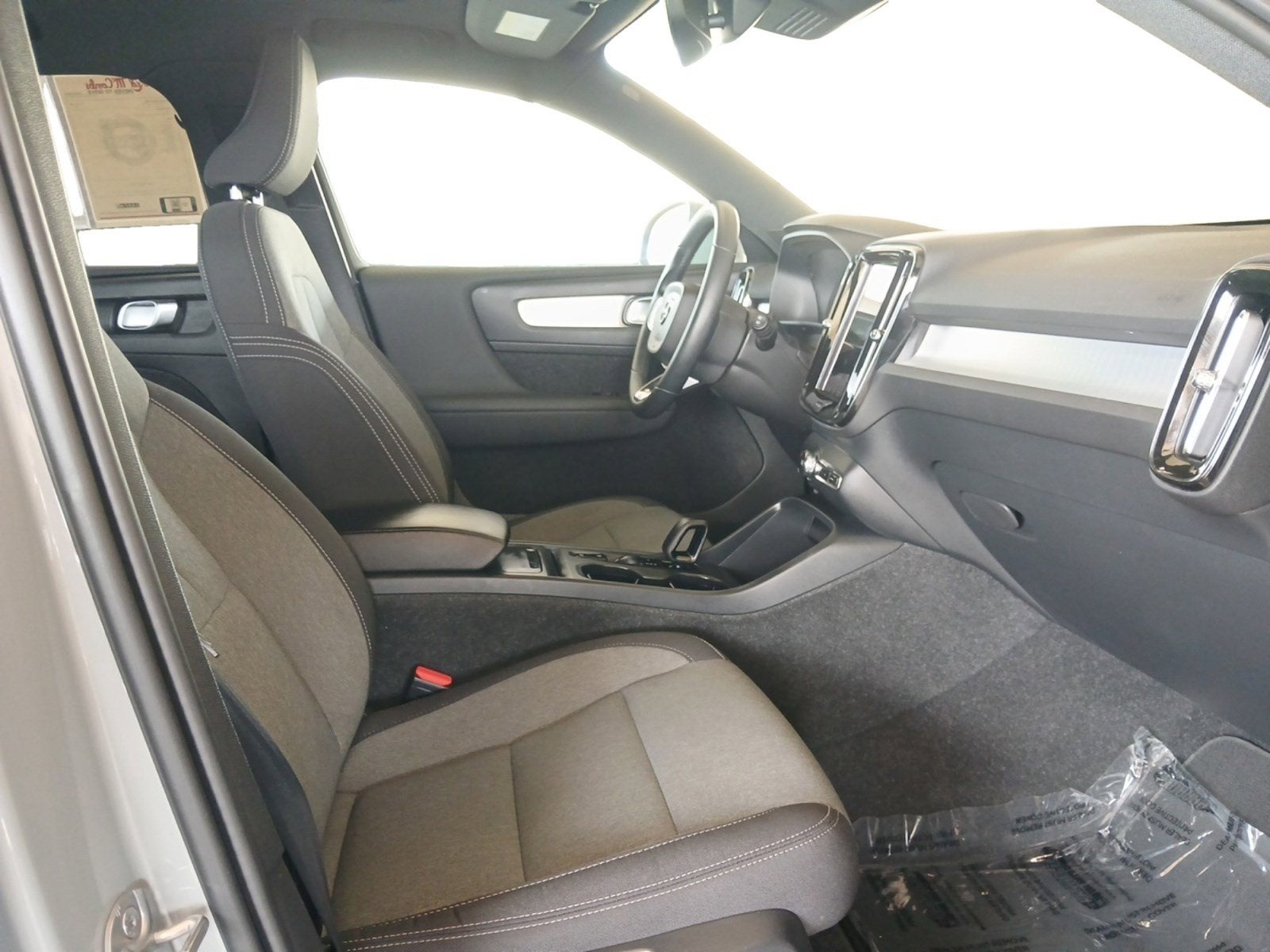 2024 Volvo XC40 B5 Core W/ POWER TAILGATE & PANORAMIC MOONROOF